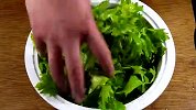 降血压的芹菜叶，拌面粉蒸的时间多加1个步骤，芹菜松软不成坨！