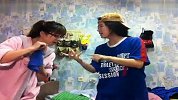 俩极品美女留学生宿舍搞笑唱京剧演小品