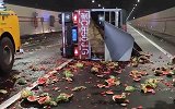 吃货们哭了！宁波一货车侧翻 一车西瓜碎满地所剩无几