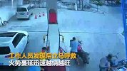 【湖南】惊险20秒！三轮摩托车加油站起火工作人员冷静处置