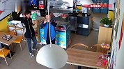 麻辣烫店主离店，两男孩对监控数签子结账，店主：他们好可爱