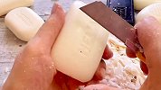 把白色和紫色香皂刮开，声音好减压