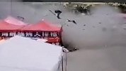 黑龙江一饺子馆煤气罐爆炸多名顾客正在就餐 有伤者被抬出