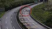 云南一小车撞护栏狂转 车内2人当场被甩出车外
