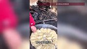老人给钓友蒸饺子时睡着致房间被烧成废墟，一大锅饺子竟完好无损