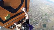 歪果仁挑战史上最高空中攀岩 网友：看一眼脚都软了