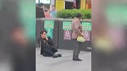 男子直播跳舞遭大妈打断批评：上前拥抱表示歉意，却被一把推开