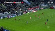 第52分钟杜塞尔多夫球员斯托格抢断成功