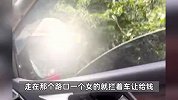 驾车旅游被村民拦下收清洁费，不给钱不让过？镇政府：村民收垃圾的费用