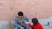 短剧：农村公公去摆地摊被小伙为难，儿媳从豪车下来，做法精彩