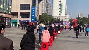 黄石超市恢复营业市民排长队等候：50多天没出门