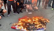 抗议者白宫外焚烧美国国旗 集体饶舌怒吼：美国从没伟大过