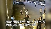 野猪强闯进店，女顾客尖叫跑出鞋都跑掉了，特警进场一枪击毙！