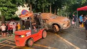 东莞暴雨超2万辆车报损 地下车库被淹车辆清出时全身淤泥