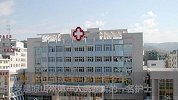 骑车男子突然倒地不省人事 过路女护士跪地救人