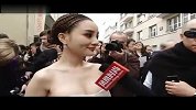 [风尚最前沿]李小璐淡雅抹胸裙 傲人亮相巴黎时装秀