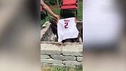 篮球-17年-无法容忍！被交易至绿军脑残粉烧毁欧文球衣-专题