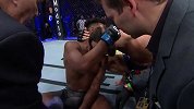 UFC赛场再现巨大争议判罚 选手手臂负90度骨折仍不叫停