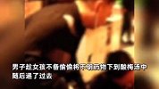 男子趁女孩不备在对方饮料里下药，警察在旁边拍下全程并解说，下秒当场将男子抓获
