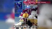 情侣偷上千个“卡皮巴拉”玩偶被刑拘，审讯时互相甩锅