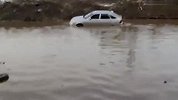底盘不高别瞎走 实拍汽车进雨坑熄火等待救