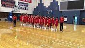 中国女篮为牺牲消防员默哀 许利民李月汝表情凝重