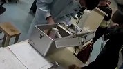 模特酒驾被查使出浑身解数撒娇 警察一番回应亮了