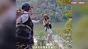 女子乘滑索快到终点时突然折返，吓得手脚都软了