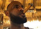 抽烟喝酒就差烫头了！詹姆斯疯狂享受复赛前最后的狂欢