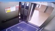 某小区内一名女孩独自坐电梯 外卖小哥将其强行抱起来就跑