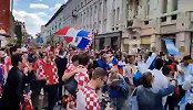 比赛未开场外先战！阿根廷克罗地亚球迷街头飙歌