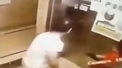 17岁男孩涉嫌故意杀害8岁男童 嫌疑人奶奶下跪道歉