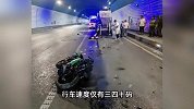 少年骑摩托载女孩追尾货车，司机只有交强险：医生说女孩肠子断了
