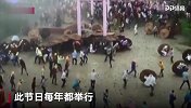 真正的互相伤害！印度举办年度奇葩投石节百人受伤只为献祭神灵