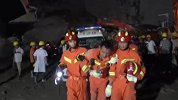 矿山坍塌：消防员6小时紧张救援 累倒在现场