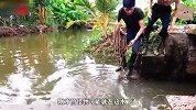 小哥在水库边玩耍，竟被水下怪物拽入水中，最终收获两条大鱼