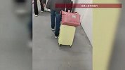 父亲悄悄买了张“哪儿也不去”的车票，只为帮女儿扛行李，网友看哭