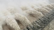 三峡枢纽迎来建库以来最大洪峰 直击11孔全开泄洪现场