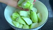 用鸡菇和煎蛋做丝瓜菌菇汤，鲜甜爽口又解腻，汤鲜味美又营养