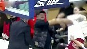 【江苏】男篮主教练与球迷冲突 双双被驱逐出场