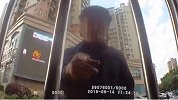 奇葩！男子违反交规被罚100，侮辱交警：罚100太少，不够你