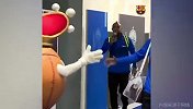 皇家社会吉祥物与巴萨球员击掌 这是来一波毒奶式欢迎？