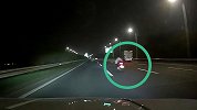 快到看不清车牌！高速上摩托车“飞”过吓呆一旁轿车司机