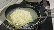 土豆丝不要只会炒着吃，来做煎饼香辣酥脆简单美味，可当早餐饼