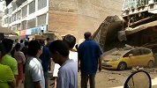 广东一居民房屋疑因邻居拆迁导致坍塌：当时隔壁正打钻桩