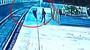 乘客突然晕倒坠入铁轨 女警勇敢跳轨以肉身拦下火车