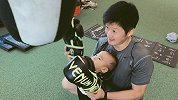 硬汉吴京带娃，让一岁儿子举重打拳，谢楠爆笑喊话：救救孩子