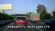高速堵车司机下车查看，大货车径直冲上来追尾14辆车，交警回应