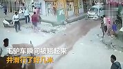 【印度】毛驴车被小汽车追尾，毛驴被跷到半空看着都痛苦