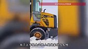 孩子开学遇牧区大雪封路，爸爸铲车开路妈妈皮卡护送，“舍不得孩子但不能误了读书”